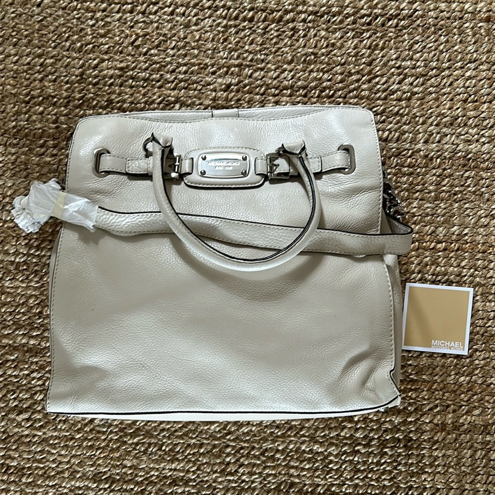 Michael Kors. Handbag. Large Hamilton. Brand NEW. Never worn. Vanilla color.
